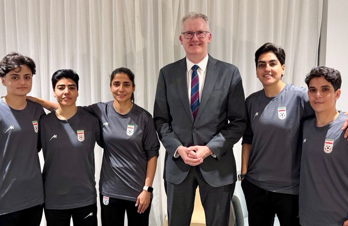 Australia a acordat marți vize umanitare celor cinci jucătoare de fotbal iraniene care au solicitat azil, după ce au refuzat să cânte imnul național la un meci din Cupa Asiei