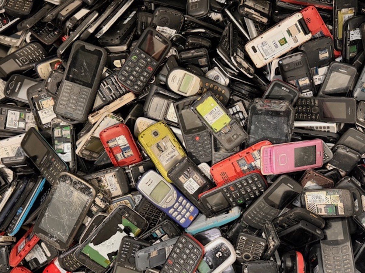 Românii păstrează în sertare milioane de telefoane mobile vechi, iar fenomenul este mai răspândit decât s-ar putea crede, arată o recentă cercetare realizată de Ipsos pentru Asociația Environ