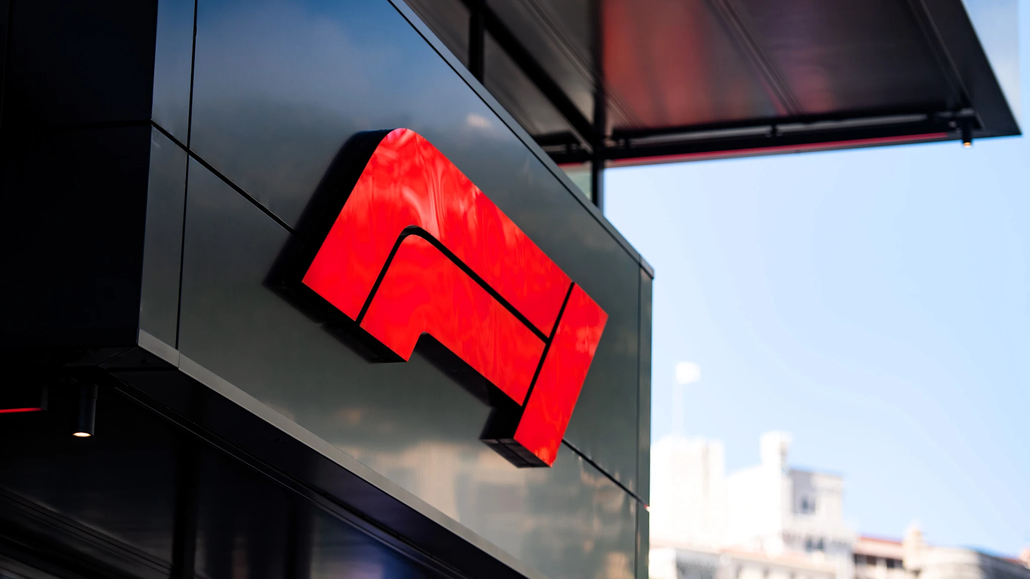 Grand Prix-urile din Bahrain și Arabia Saudită anulate în aprilie, din cauza situației tensionate din Orientul Mijlociu Decizia de anulare a cursei de Formula 1 din Bahrain și a celei din Arabia Saudită a fost confirmată oficial astăzi, după o evaluare atentă a contextului geopolitic din regiune