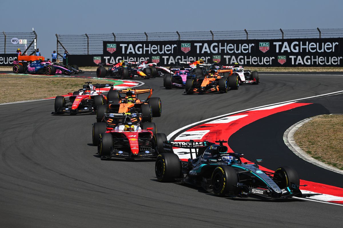 George Russell a câștigat cursa de Sprint de la Shanghai, consolidând poziția de lider în startul sezonului mondial de Formula 1, în timp ce Ferrari și Mercedes și-au menținut ritmul alert pe traseul de 19 tururi, închiderea etapei asiatice fiind marcată de tensiune și depășiri spectaculoase