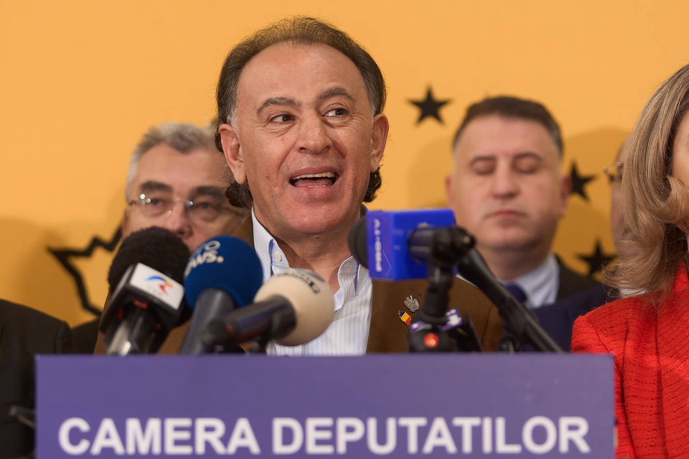 Realizatoarea TV Anca Alexandrescu, fostă candidată a partidului AUR pentru Primăria Capitalei, a lansat miercuri dimineața un atac dur la adresa sistemului politic, susținând că „sistemul” are de gând să rupă din formațiunea politică pe care a reprezentat-o