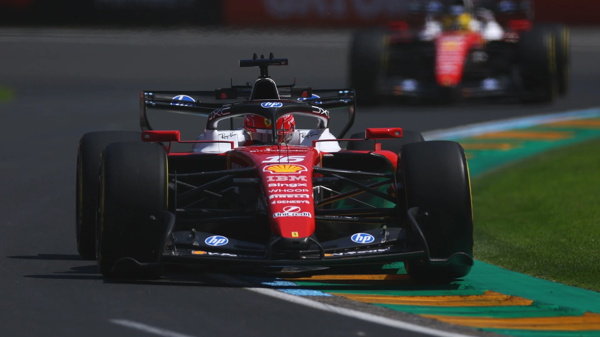 Parcurs promițător pentru Ferrari în startul sezonului de Formula 1, în timp ce Mercedes domină în Melbourne Startul sezonului de Formula 1 s-a dovedit a fi plin de speranțe pentru Ferrari, chiar dacă victoria clară în Melbourne a fost deținută de echipa Mercedes, cu Lewis Hamilton și George Russell pe primele poziții