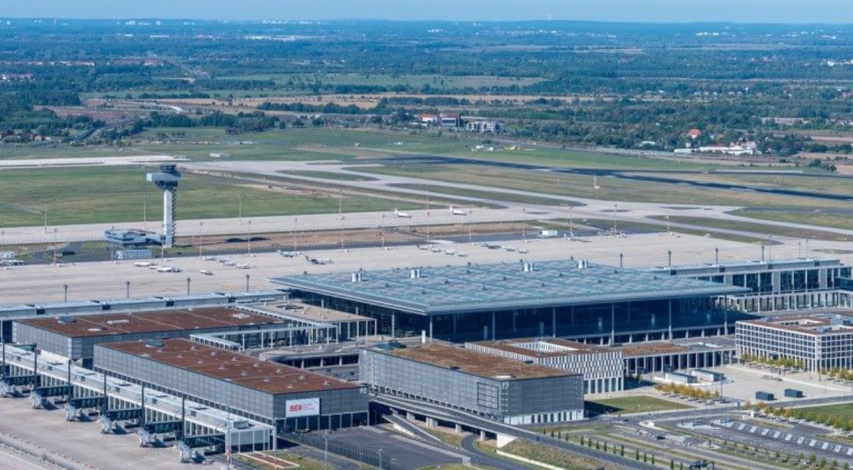 Aeroporturile din Berlin și București, impactate de o grevă anunțată pentru mijlocul săptămânii Luni seară, Aeroportul Internațional Berlin-Brandenburg a anunțat că, din cauza unei greve a personalului, toate zborurile programate pentru miercuri, 18 martie 2026, vor fi anulate