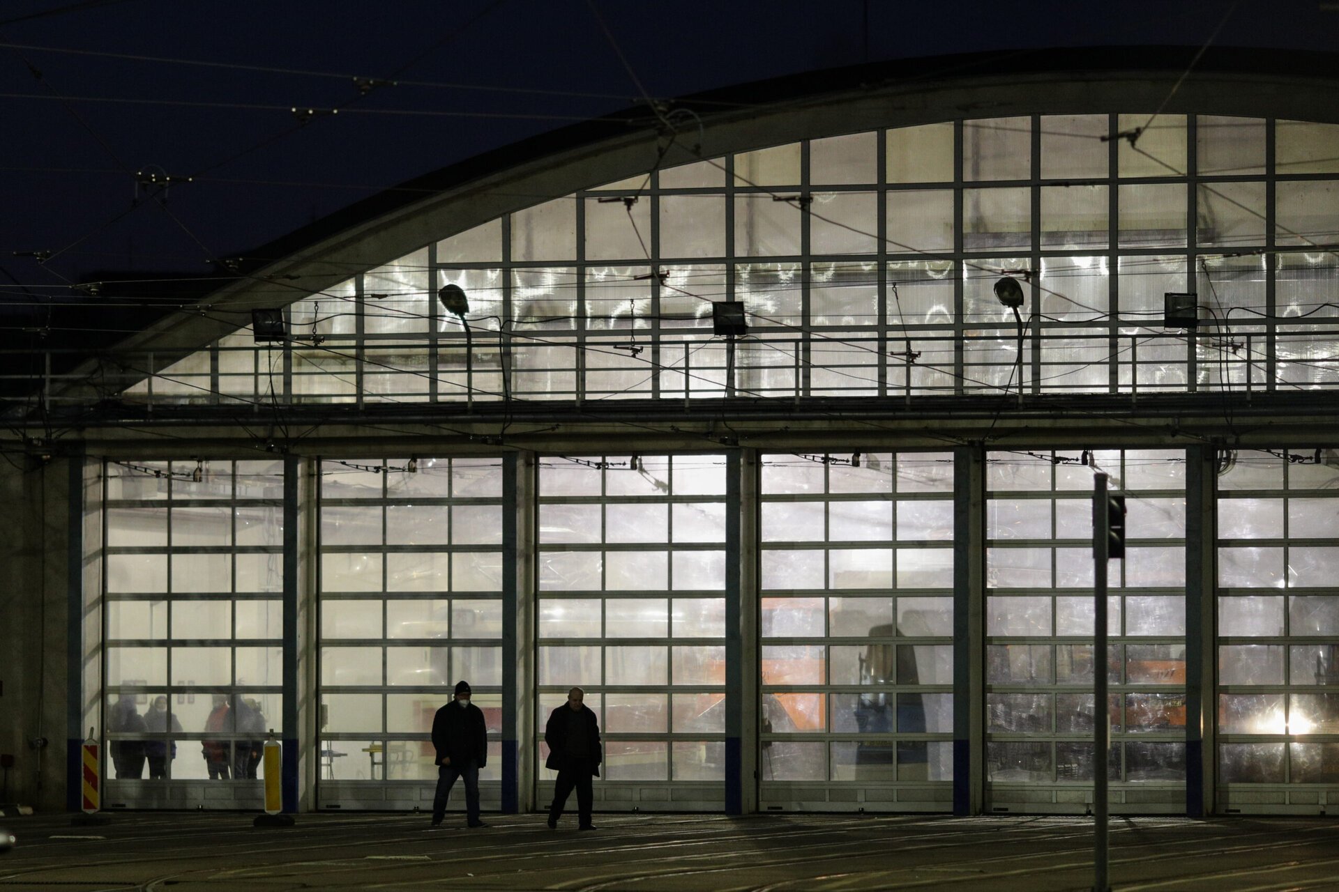 Reorganizarea undei dintre cele mai mari companii de transport din România, Societatea de Transport București (STB), rămâne în continuare un mister, însă deciziile recente ale conducerii și impactul lor nu lasă loc pentru interpretări: totul pare o manevră menită să păstreze aparențele unei restructurări, în condițiile în care sursele apropiate companiei susțin că majoritatea schimbărilor sunt doar de formă