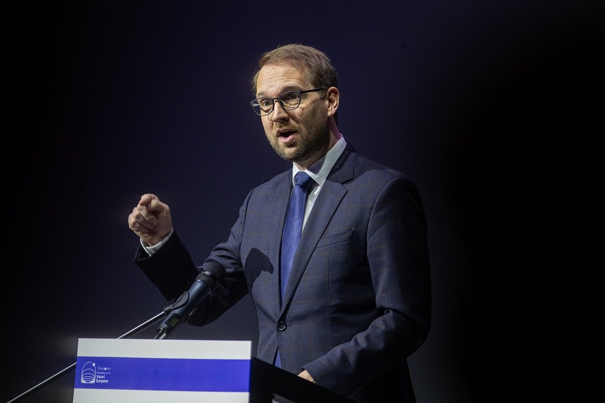 Alianță suspectă între PSD și AUR pentru menținerea în funcție a Renatei Weber Luni seara, scena politică românească a fost zguduită de noi dezvăluiri privind situația controversată a fostei Avocate a Poporului, Renate Weber