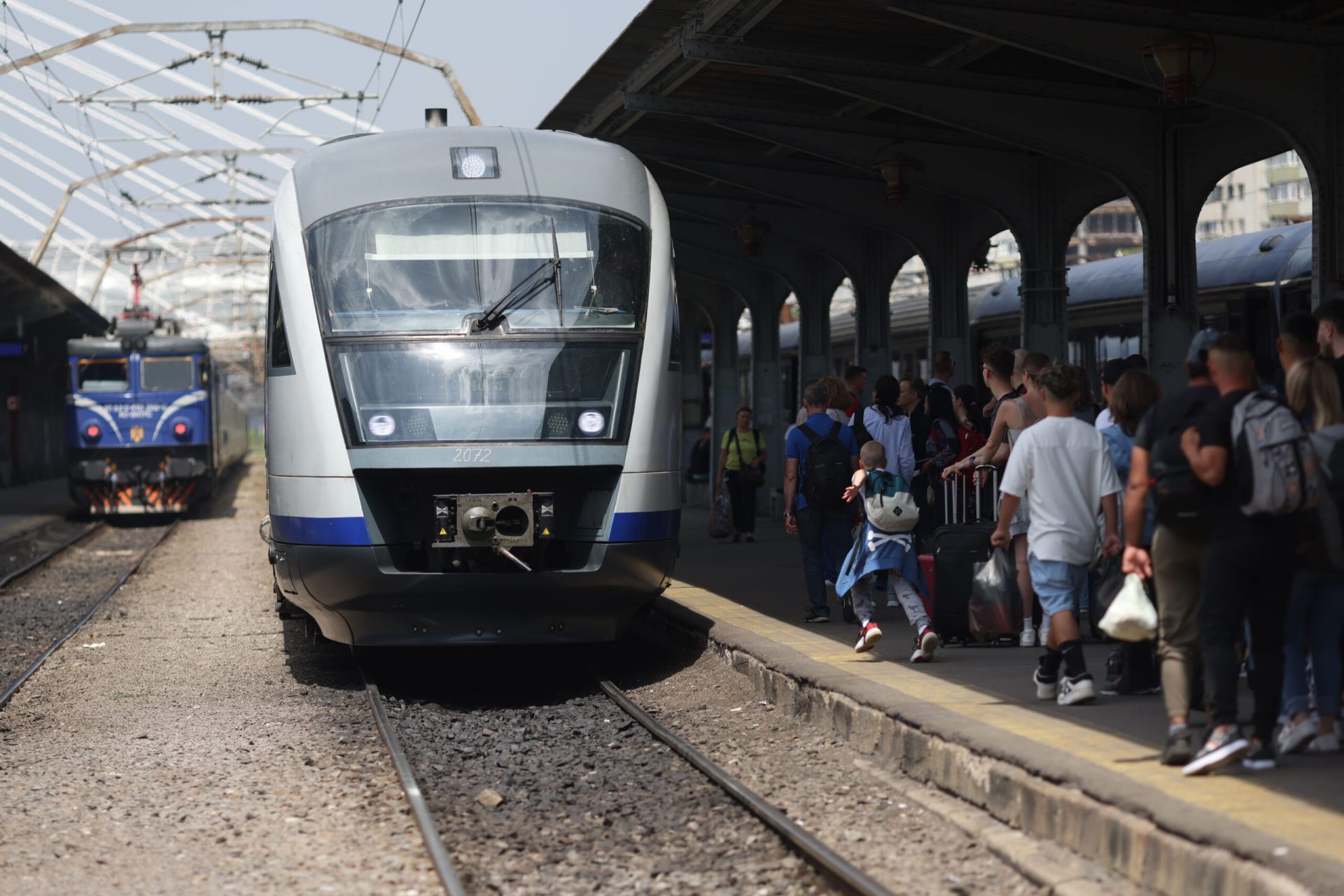 România trece oficial la ora de vară în noaptea de sâmbătă spre duminică, 29 martie 2026, o schimbare care va avea efect asupra tuturor transporturilor feroviare