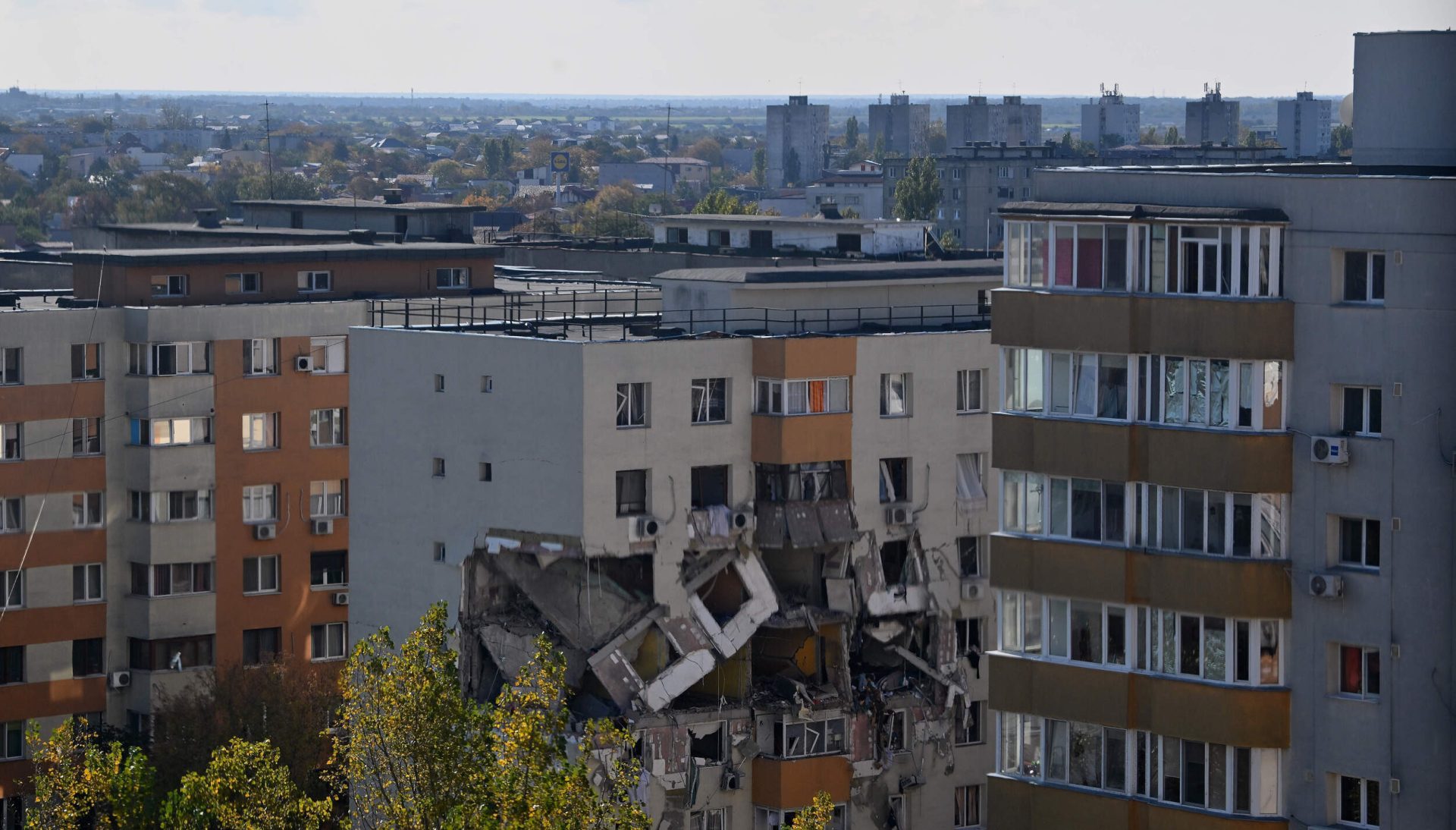 Primăria Capitalei analizează în continuare soluțiile pentru blocul din Rahova afectat de explozia devastatoare din octombrie 2025, însă începutul unor mutări radicale pare inevitabil