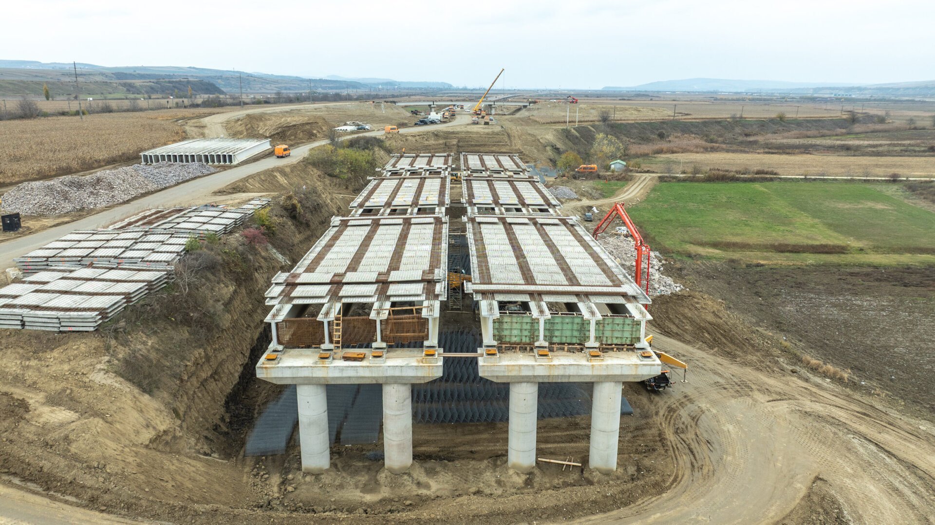 Autostrada Moldovei prinde contur în ciuda condițiilor meteo dificile, secțiunea dintre Focșani și Bacău fiind în plină fază de construcție și pregătire pentru inaugurare
