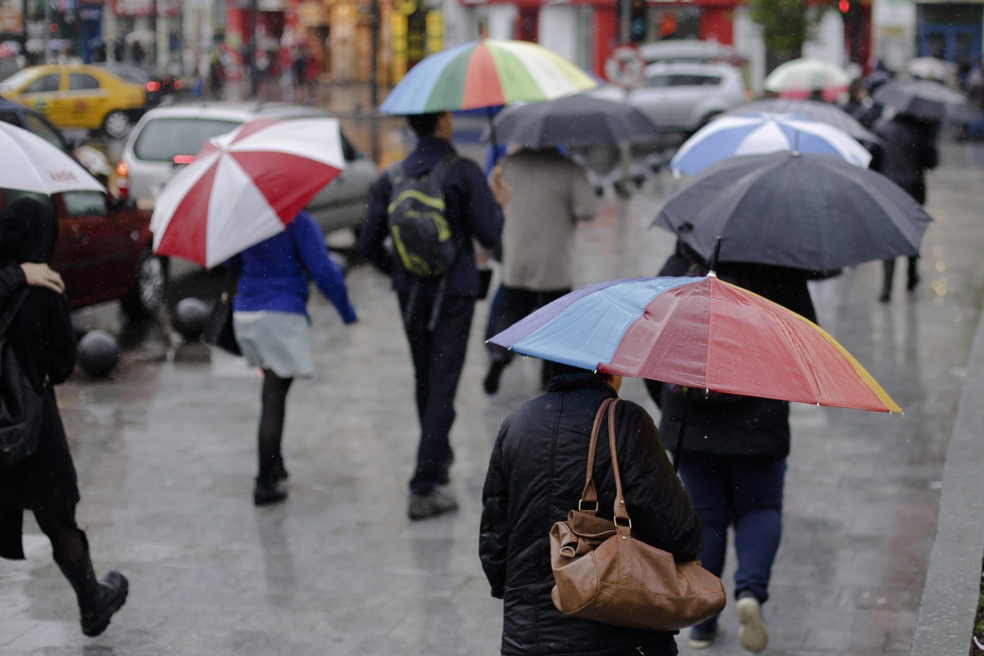 Vremea continuă să fie extrem de capricioasă în România, cu ploi în mare parte din țară, ninsori în zonele montane și temperaturi fluctuante