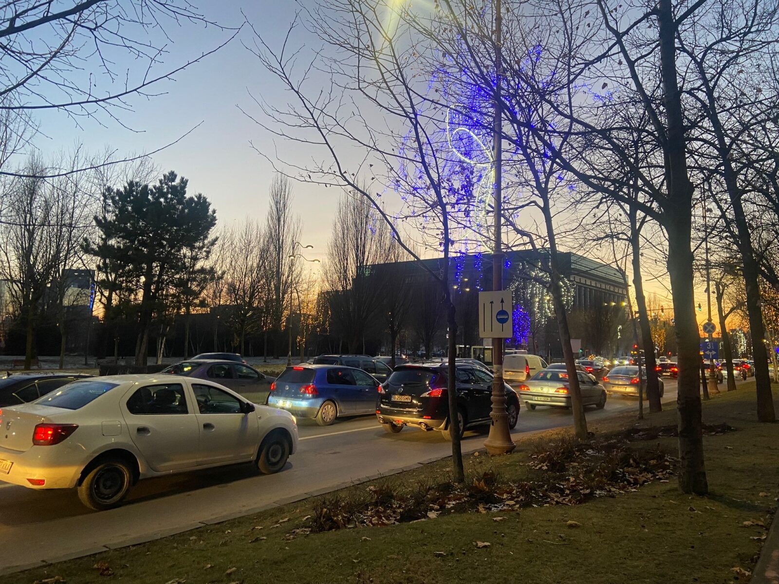 Deși benzile unice dedicate exclusiv transportului public din București au o lungime totală de doar 26 de kilometri, șoferii din Capitală continuă să le utilizeze abuziv, de cele mai multe ori la orele de vârf