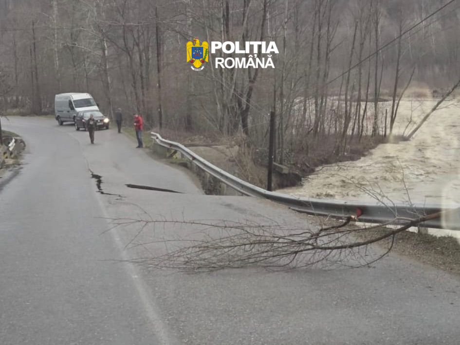 Traficul rutier pe DJ 205 D, în zona satului Prahuda din comuna Paltin, Vrancea, este restricționat din cauza unei alunecări de teren