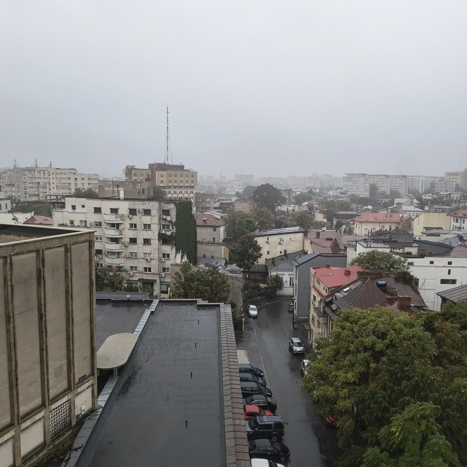Vreme închisă și temperaturi în coborâre la București, cu o ușoară încălzire prevăzută spre finalul săptămânii Începutul lunii aprilie va aduce, la București, o perioadă de vreme închisă, cu temperaturi relativ scăzute și precipitații slabe, în timp ce spre sfârșitul săptămânii se anunță o ușoară creștere a temperaturilor maxime, anunță meteorologii