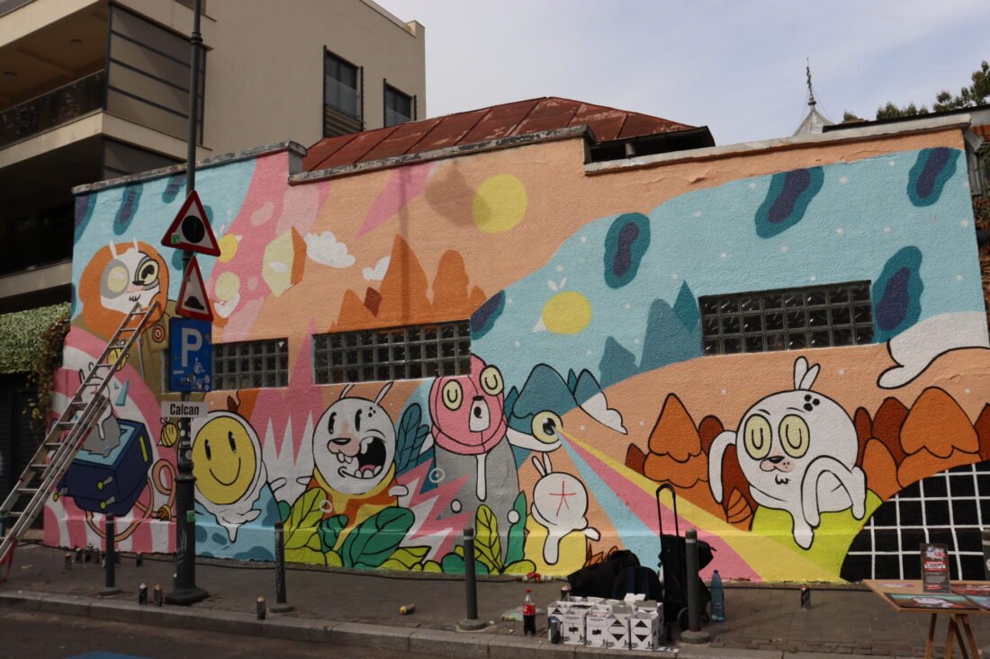 Primarul Ciprian Ciucu declanșează război împotriva graffiti-ului în București, iar artiștii reclamă o abordare superficială Primarul general al Capitalei, Ciprian Ciucu, a lansat o campanie dură împotriva graffiti-ului, catalogând desenele și picturile pe pereți drept o „boală” a orașului