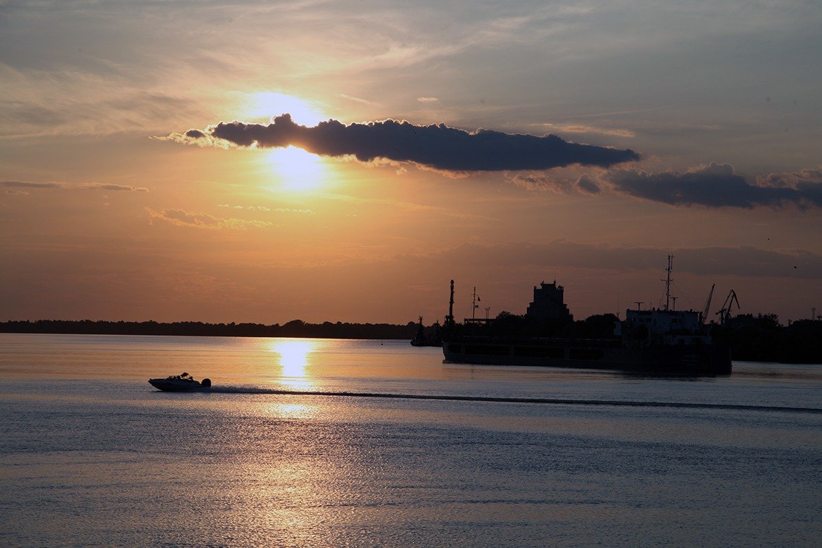 Aproximativ 1.600 de litri de combustibil, depozitați în opt butoaie, au fost recuperați din apele Dunării în urma unei acțiuni rapide desfășurate de autoritățile din zona Cernavodă și Seimeni