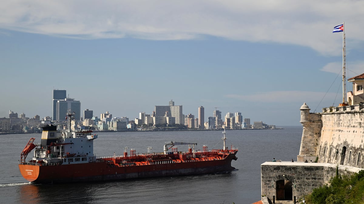 Rusia trimite petrol în Cuba, provocând tensiuni în contextul sancțiunilor americane Rusia a decis să sfideze blocada energetică impusă de Washington asupra Cubei, trimițând un cargobot cu până la 200.000 de barili de diésel, în timp ce alte surse indică posibilitatea unui cargament cu 700.000 de barili de petrol brut