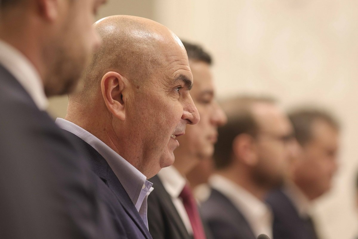 Coaliția guvernamentală a României, formată din PSD, PNL și USR, s-a reunit miercuri într-o ședință tensionată pentru a discuta ultimele detalii privind proiectul Legii bugetului de stat pe anul 2024