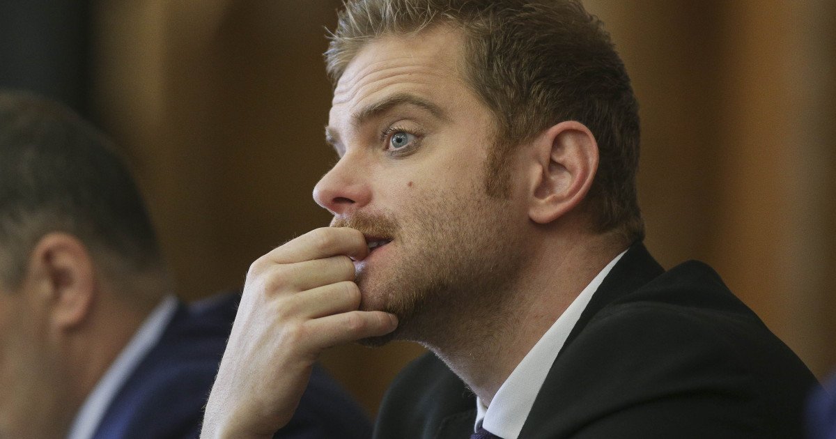 Ilan Laufer, fost ministru pentru Mediul de Afaceri, și gemenii săi de 5 ani au fost martorii unui eveniment neașteptat marți dimineață în București, când au fost loviți de o mașină în timp ce se deplasau pe trotinetă pe strada Mircea Vulcănescu