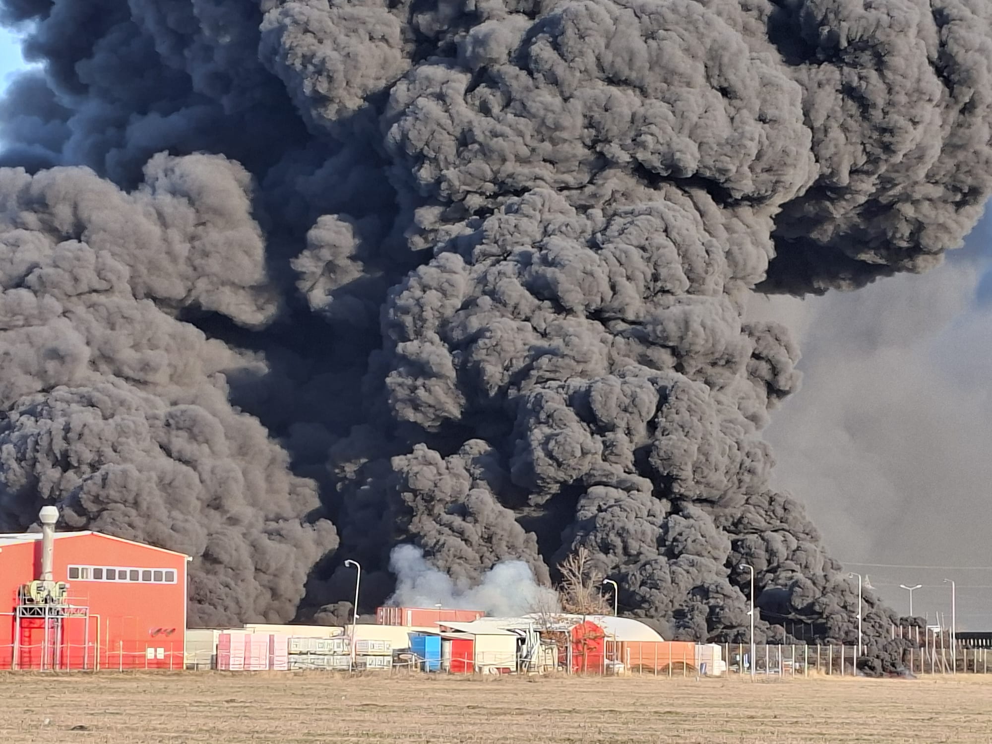 Un incendiu puternic a izbucnit, miercuri dimineață, la o fabrică de polistiren din municipiul Arad, generând degajări mari de fum și alarmând autoritățile
