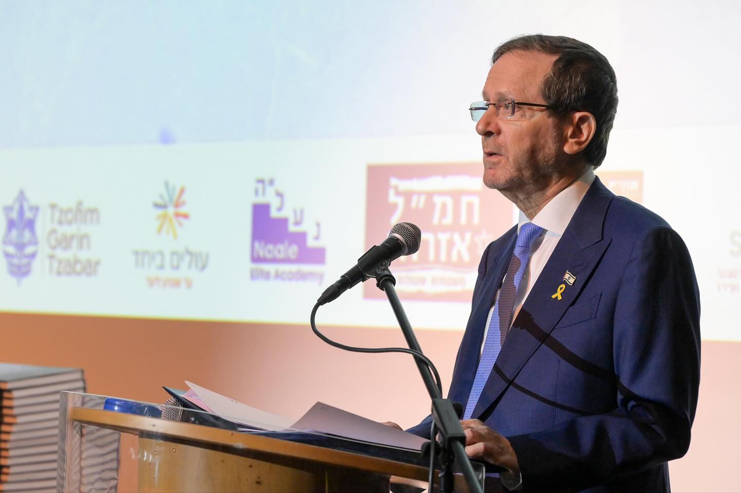 Donald Trump solicită grațierea iminentă a lui Benjamin Netanyahu din partea președintelui Isaac Herzog Președintele Statelor Unite, Donald Trump, și-a făcut simțită ferm poziția într-un moment extrem de tensionat din politica israeliană, cerând intervenția directă a președintelui Isaac Herzog pentru a acorda grațiere premierului Benjamin Netanyahu