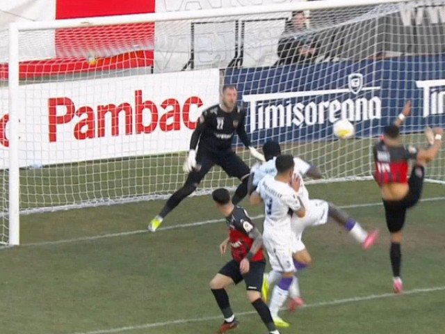 Spectacol și momente de tensiune în liga secundă de fotbal: Gloria Bistrița câștigă în fieful lui Argeș, în timp ce Universitatea Craiova se pregătește de duelul cu CFR în sferturile Cupei României O etapă interesantă a ligii secunde a adus în centrul atenției meciul disputat pe stadionul Nicolae Dobrin din Pitești, unde formația Argeșului a încercat să își consolideze poziția în clasament, întâlnind revelatia campionatului, Gloria Bistrița