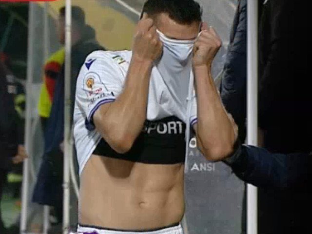 Scene tensionate din meciul de Liga a 2-a: Rață, eliminat brutal după un conflict cu antrenorul advers Un meci tensionat între FC Argeș și Bistrița a fost scena unor evenimente neașteptate, în urma cărora jucătorul oaspeților, Rață, a fost eliminat în condiții dure