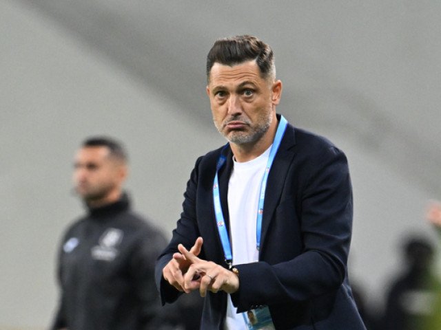 Mirel Rădoi, în vizorul unor oferte record: 1 milion de euro pentru a-și păstra postul la naționala României Într-un moment delicat pentru fotbalul românesc, Mirea Rădoi se află pe poziția celui mai disputat antrenor al momentului de către conducătorii cluburilor din străinătate și de către cei din propriul său mediu