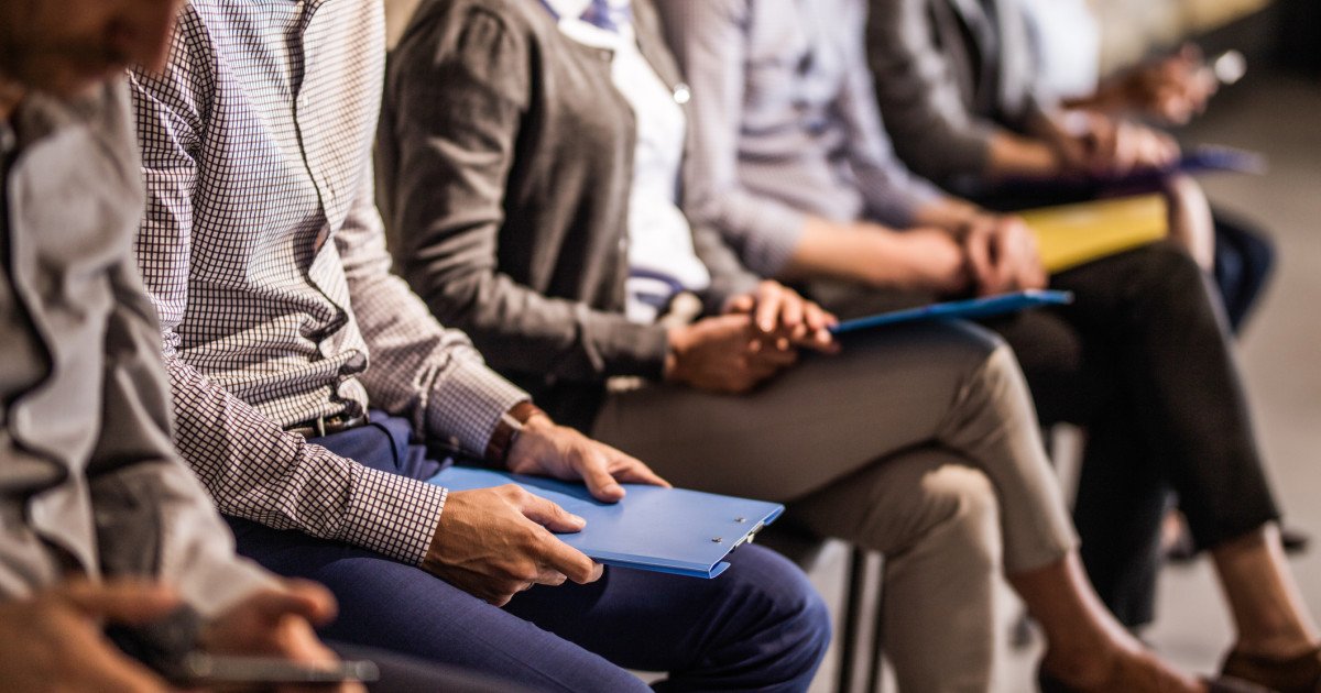 Guvernul a adoptat joi o ordonanță de urgență menită să reformeze sistemul asigurărilor pentru șomaj și să stimuleze ocuparea forței de muncă, în contextul unei piețe a muncii marcate de optimism moderat, dar și de provocări persistente