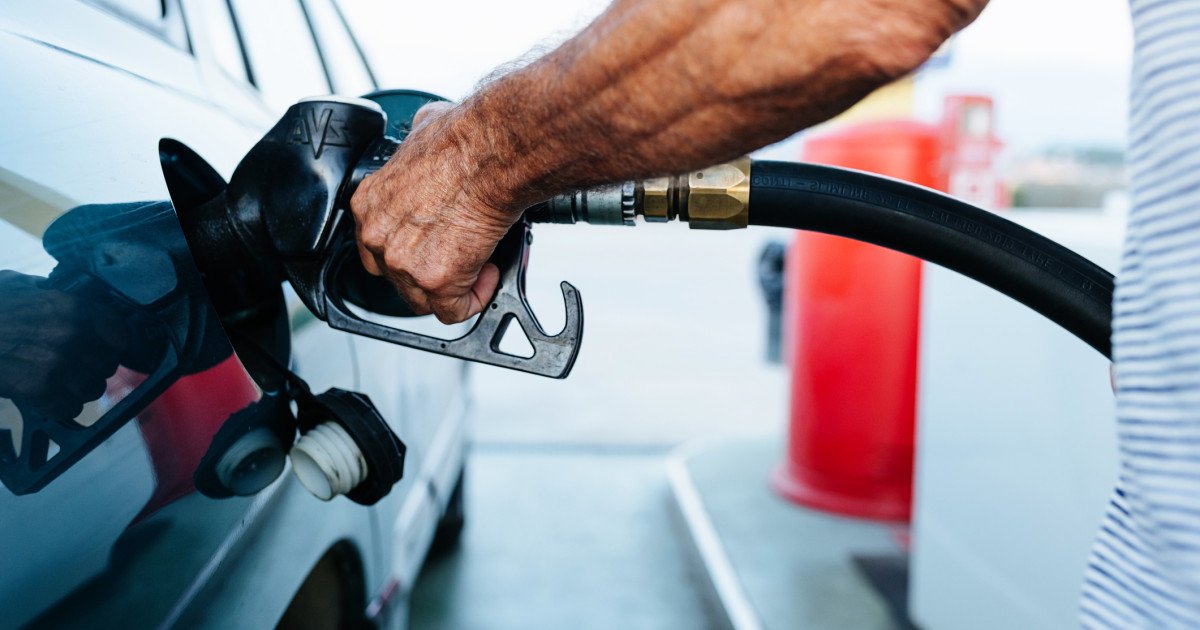 Prețurile carburanților în România: o creștere încă în amurg, pe fondul scumpirii internaționale a petrolului România resimte din plin efectele scumpirii globale a petrolului, însă, deocamdată, prețurile la pompă nu reflectă pe deplin această tendință ascendentă