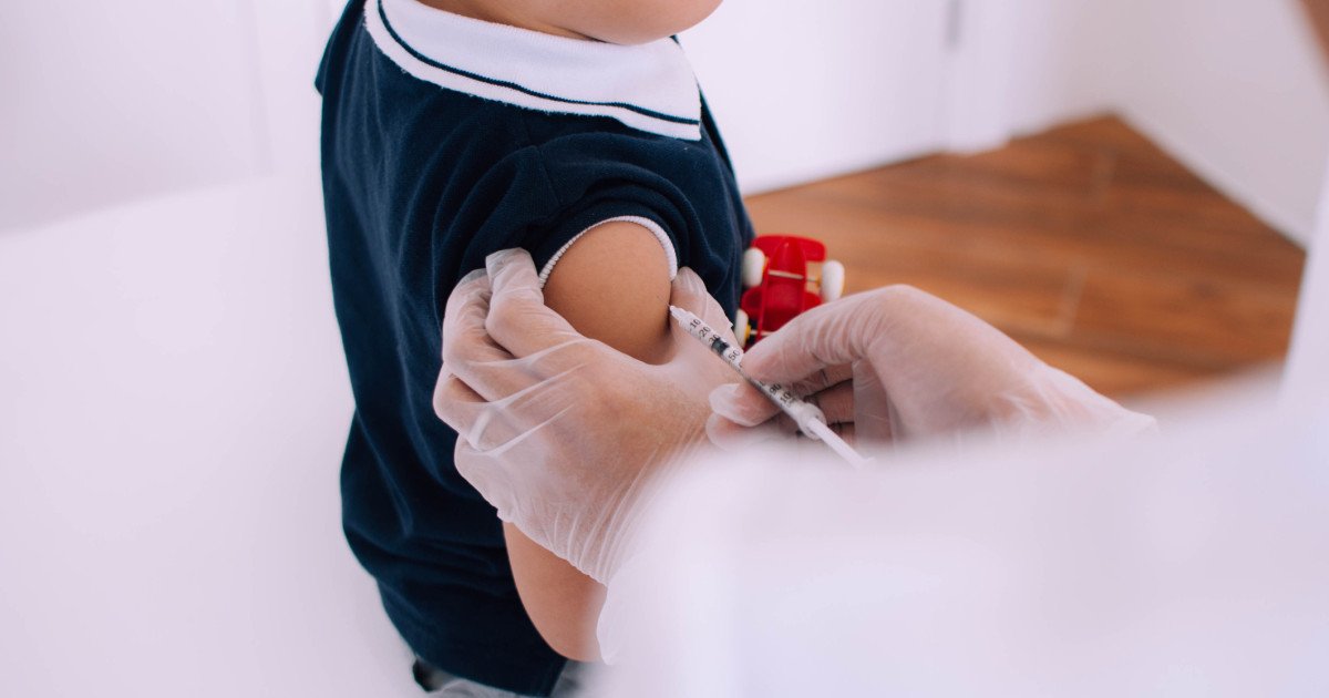 Scăderea vaccinării în România: o problemă alarmantă alimentată de dezinformare Rata de vaccinare din România a înregistrat o scădere semnificativă în ultimii ani, o tendință îngrijorătoare ce pune în pericol sănătatea publică într-un moment critic