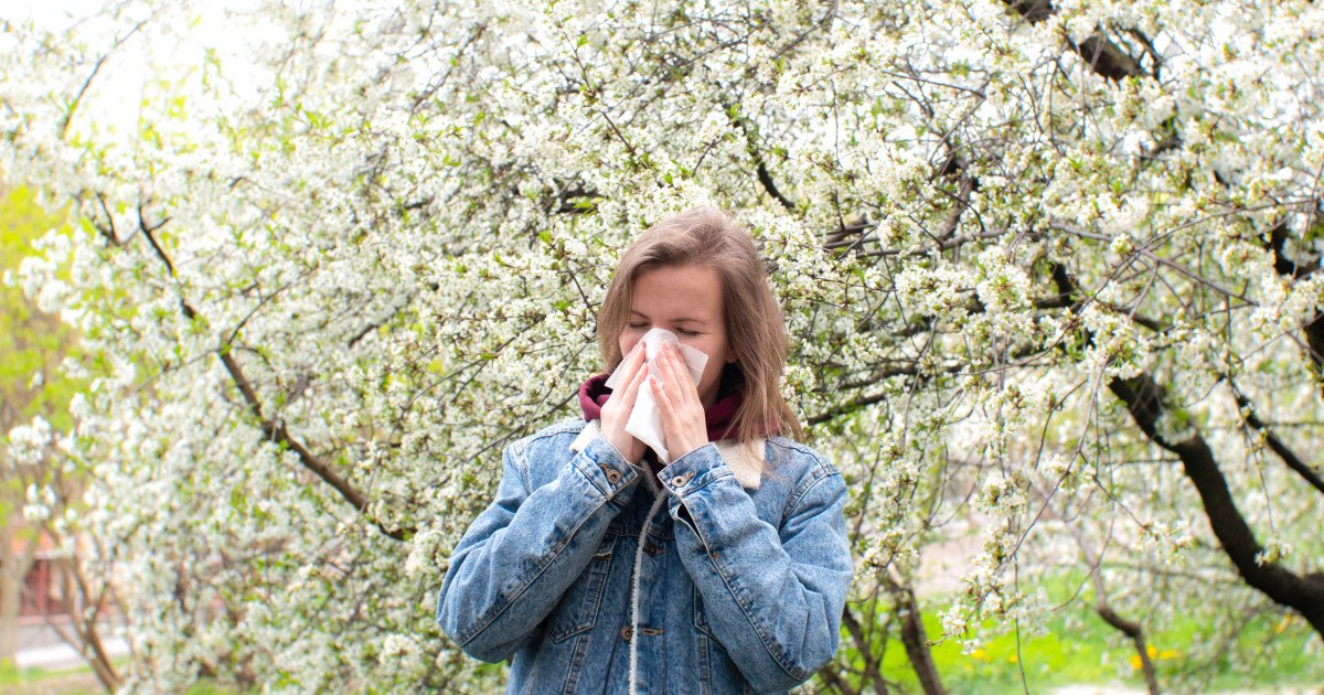 Primăvara, anotimpul reînnoirii și al frumuseții înfloritoare, aduce cu sine o prezență inevitabilă: polenul