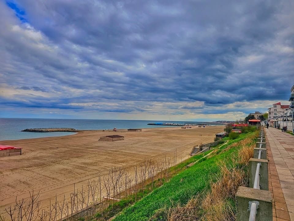 Contestație la Curtea Constituțională: modificare legislativă privind gestionarea plajelor de pe litoralul Mării Negre sub lupa instituțiilor supreme Un nou conflict între puterea legislativă și Curtea Constituțională a fost declanșat în urma unei măsuri legislative controversate privind administrarea plajelor de pe litoralul românesc