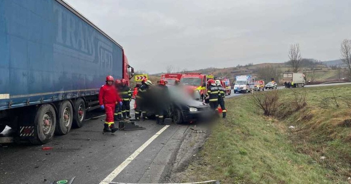 Accident grav în Cluj: Cinci persoane au murit într-un accident cu două camioane și un autoturism, traficul fiind oprit pe DN 1F O tragedie s-a produs luni dimineață în județul Cluj, în zona localității Sânpaul, unde un accident rutier grav a luat viața a cinci persoane
