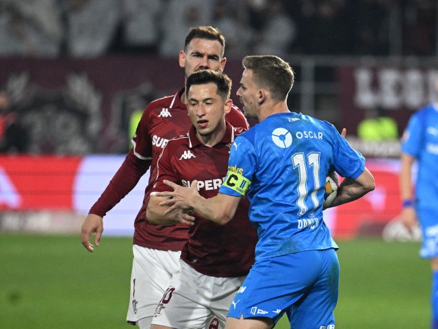 Rapid București a reușit marți seară o victorie importantă în Liga 1, scor 2-0 cu Universitatea Craiova, dar întrebarea dacă acest rezultat va liniști suspiciunile sau va intensifica controversa legată de evoluțiile unor jucători rămâne deschisă
