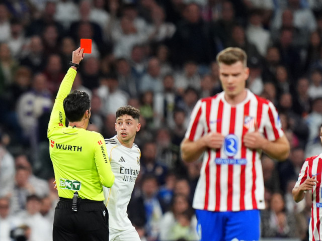 Real Madrid a fost din nou victima controversatului fluieraj al arbitrului, într-un meci tensionat împotriva rivalei Atletico Madrid, când un penalty decisiv a schimbat cursul jocului și a stârnit reacții aprinse din partea fanilor și a experților în fotbal