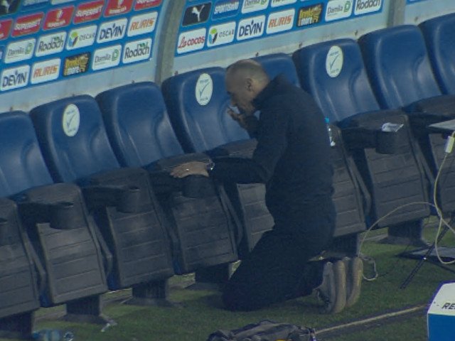 Bogdan Andone, surprins de fotografii în timp ce ieșea de pe stadionul ”Oblemenco” după meciul câștigat de Universitatea Craiova, a reușit să stârnească curiozitatea fanilor și a pasionaților de fotbal, eveniment rar pentru un antrenor de calibru