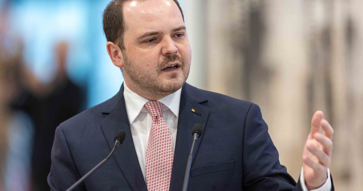 Ministrul Sănătății anunță o revoluție digitală în sistemul medical românesc: dosarul electronic, în sfârșit disponibil după 36 de ani Timp de aproape patru decenii, pacienții din România au așteptat cu răbdare și uneori cu frustrări implementarea unui sistem digital modern al sănătății