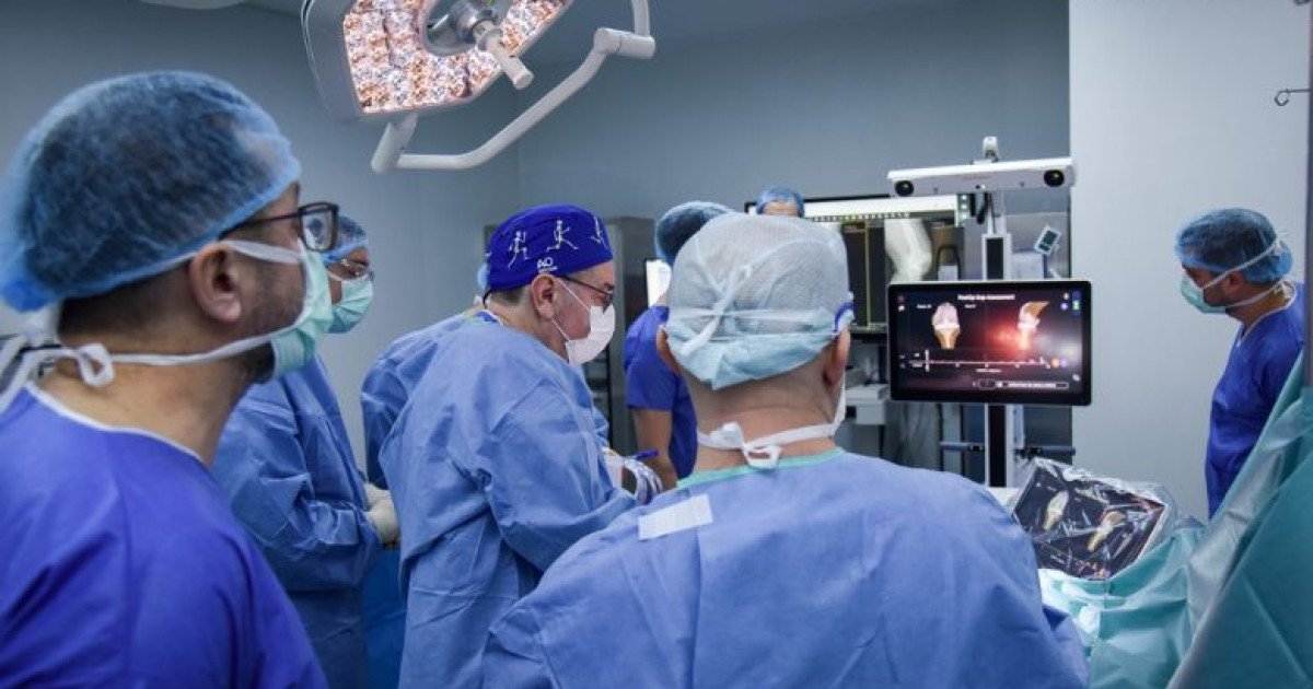 Deși aparent o problemă specifică vârstei înaintate, gonartroza – degenerarea articulației genunchiului – devine tot mai frecventă, afectând un număr semnificativ de români peste 60 de ani