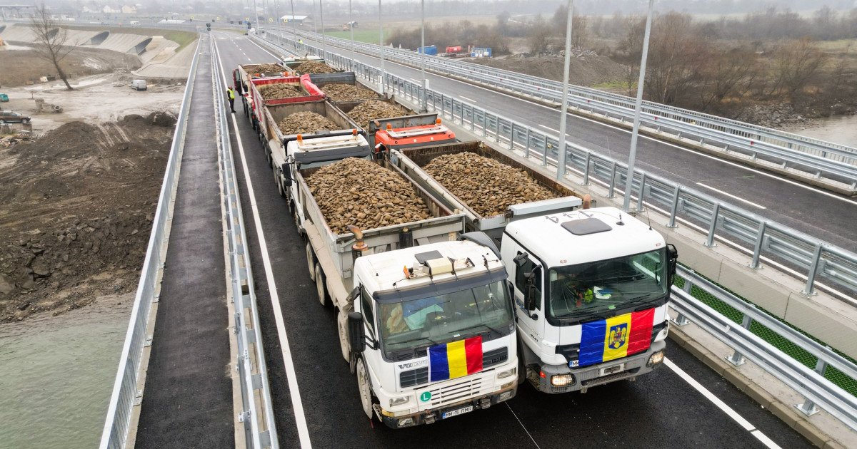 Noul pod transfrontalier peste râul Tisa, care va lega România de Ucraina, ar putea fi inaugurat pentru traficul rutier pe data de 15 iunie, conform anunțului făcut de senatorul PNL Cristian Niculescu Ţâgârlaş