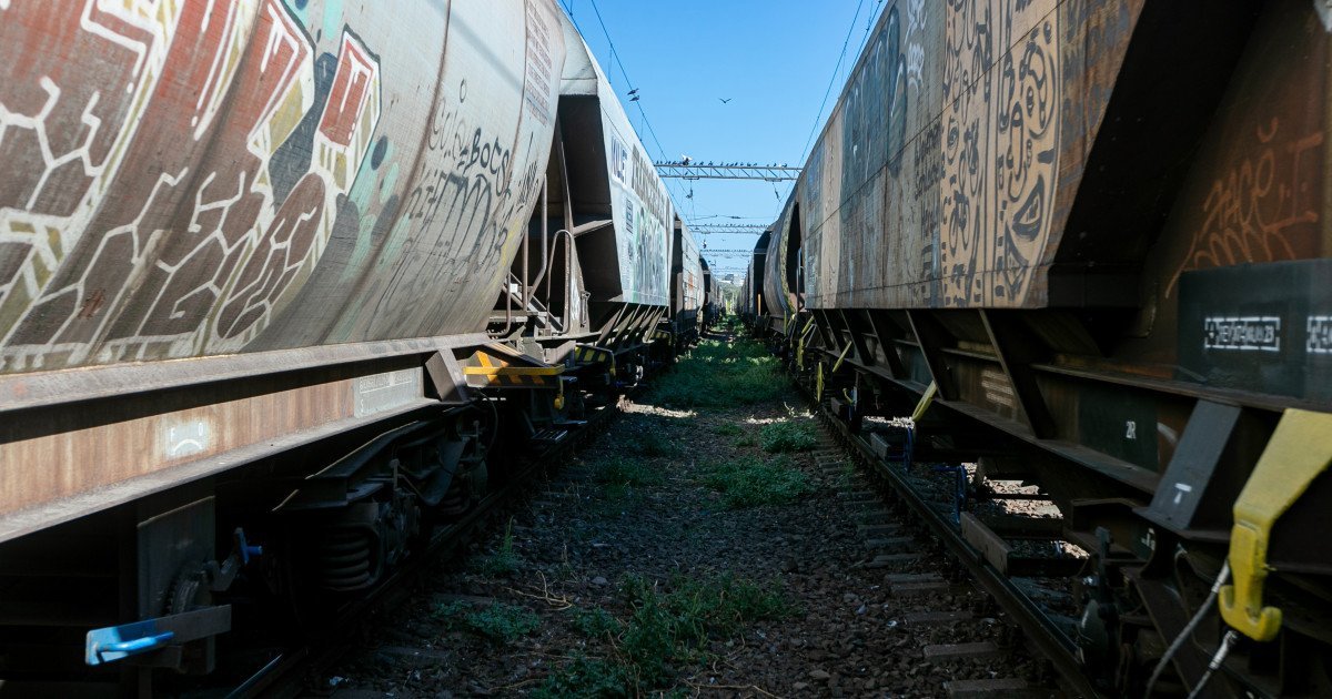 Un accident grav a avut loc duminică în zona Haltei de Mersare Chiajna, unde un tânăr minor a fost victima unui incident electric, după ce s-a urcat pe un vagon de tren de marfă dezafectat