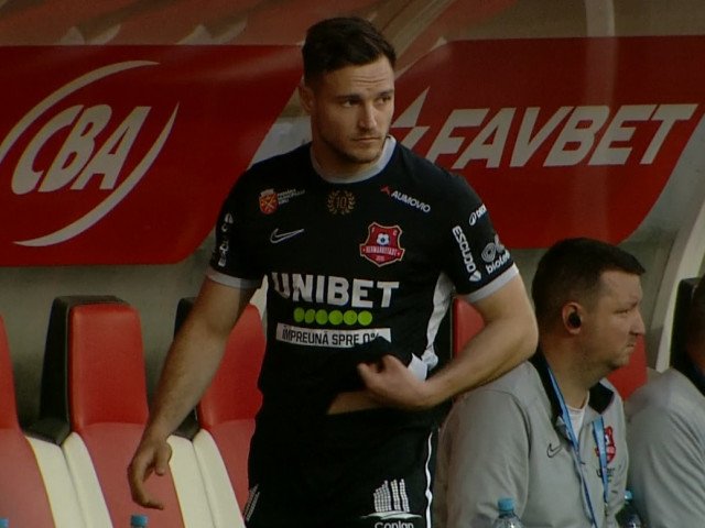 Într-un meci tensionat și surprinzător, tehnicianul Dorinel Munteanu a decis să-l înlocuiască pe jucătorul ofensiv Dennis Politic după doar 20 de minute de la startul partidei