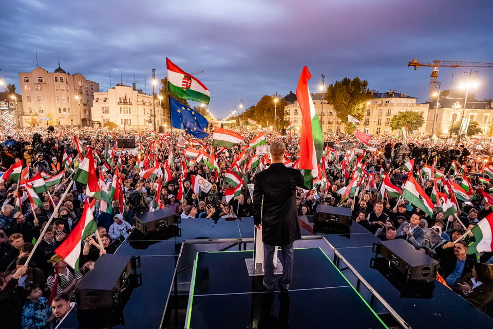 Budapesta în adevărată mișcare de protest: aproape jumătate de milion de oameni în stradă pentru schimbare politică O manifestație uriașă a avut loc în centrul Budapestei, sub genericul „Cel Mai Mare Marș Național”, organizată de liderul opoziției, Péter Magyar, și susținută de mii de cetățeni nemulțumiți de direcția în care merge Ungaria