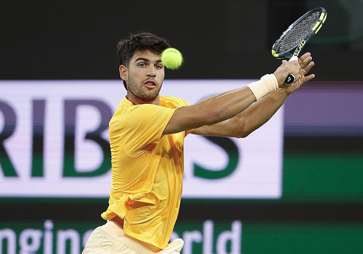 Carlos Alcaraz se pregătește pentru semifinala de vis la Indian Wells, unde va întâlni pe Daniil Medvedev, într-un meci care promite să atragă atenția întregii lumi a tenisului