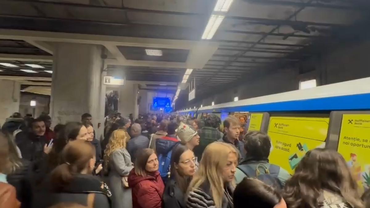Probleme în circulația metroului bucureștean, miercuri dimineață, după ce un tren de pe Magistrala 2 a fost retras din circulație din cauza unei uși defecte, au generat aglomerație și haos la statia Unirii 2