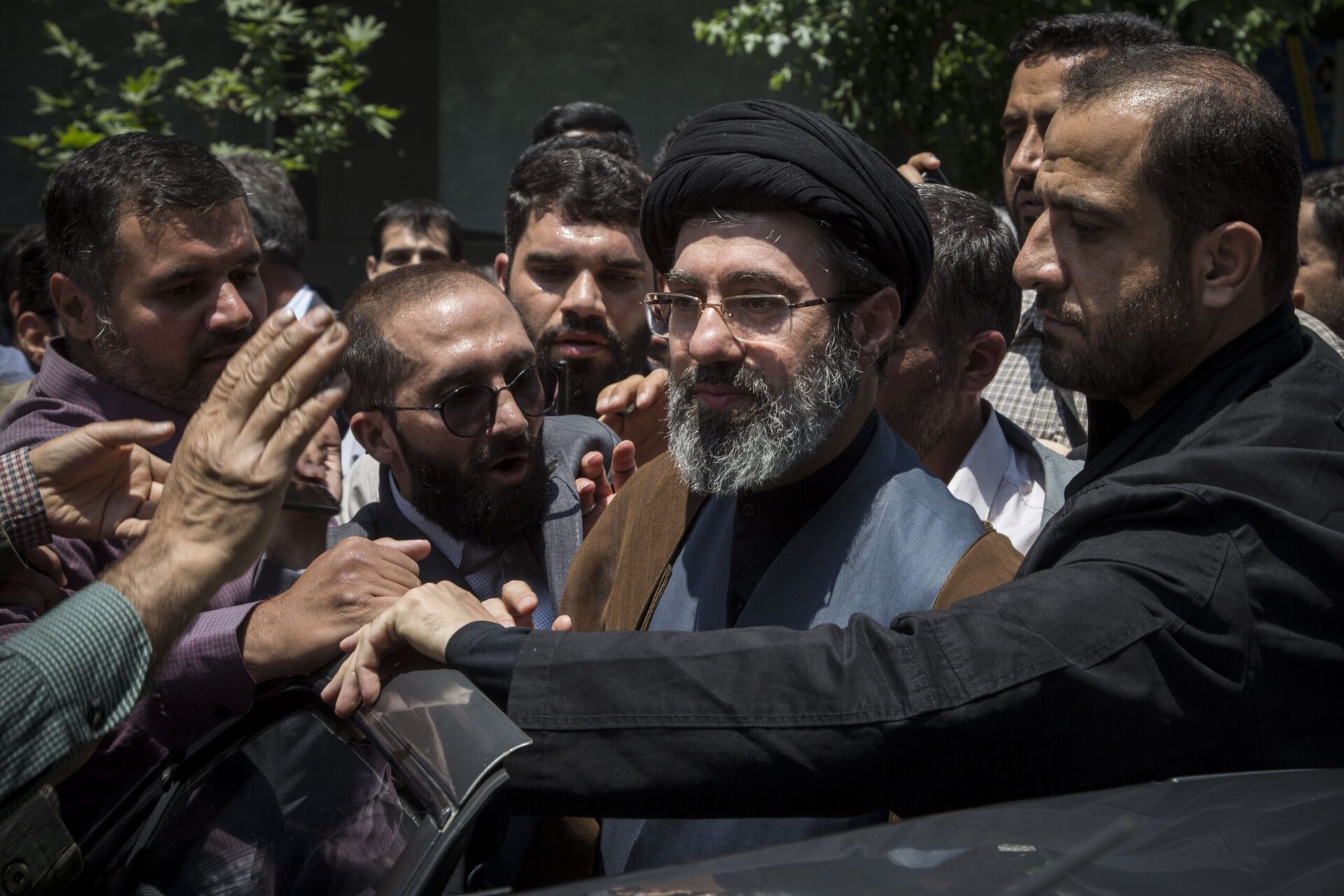 Statele Unite intensifică presiunea asupra Iranului, anunțând o recompensă substanțială pentru informații care ar putea duce la capturarea noului lider suprem iranian, Mojtaba Khamenei