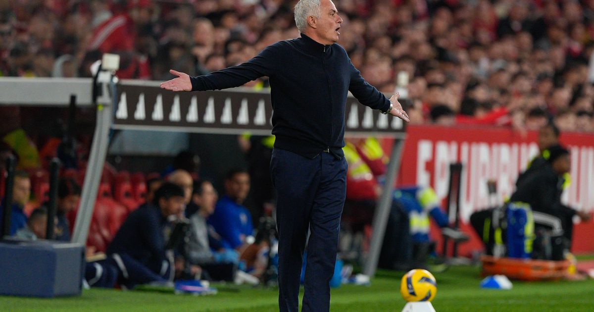 Benfica revine pe bancă cu Mourinho, în timp ce incidentul de la derby-ul cu FC Porto continuă să domine agenda fotbalului portughez Benfica și-a însușit dreptul de a avea din nou pe bancă pe antrenorul José Mourinho, după ce oficialii clubului au obținut, recent, o hotărâre favorabilă la Tribunalul Arbitral al Sportului (TAS)