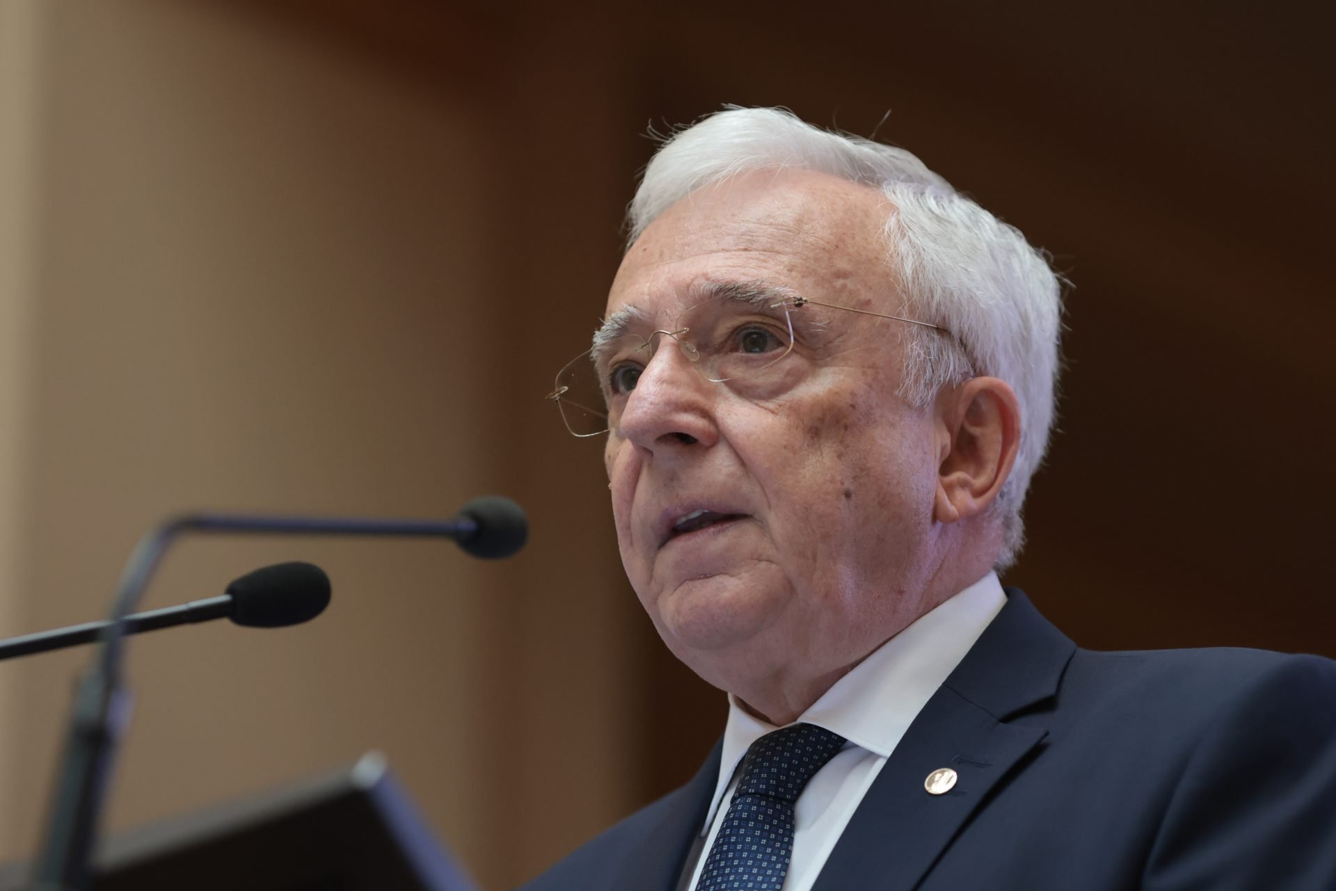 Mugur Isărescu avertizează asupra provocărilor economice mondiale, subliniind necesitatea unui echilibru fragil între politicile monetare și fiscale Guvernatorul Băncii Naționale a României, Mugur Isărescu, a tras luni un semnal de alarmă asupra contextului economic global, în cadrul conferinței The Economist desfășurate la București