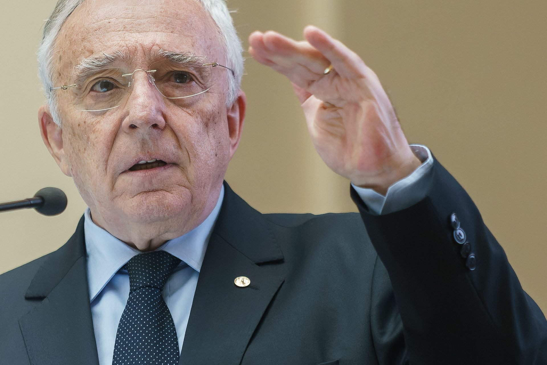 Guvernatorul BNR, Mugur Isărescu, avertizează asupra presiunilor din economia românească: vulnerabilități și impactul conflictelor internaționale Conferența The Economist de la București a adus în prim-plan, luni, analize critice despre starea actuală a finanțelor publice din România și provocările cu care se confruntă economia națională
