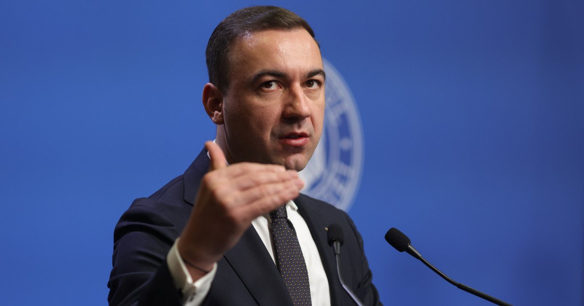 Gazele din SUA, tranzitate prin România, nu reprezintă o amenințare pentru resursele naționale sau pentru securitatea energetică a țării În contextul discuțiilor aparent incendiare despre gazele din SUA și potențiala lor trecere prin România, oficialii guvernamentali aduc argumente solide pentru a calmează spiritele și pentru a contracara teoriile conspiraționiste ce au apărut în ultimele zile