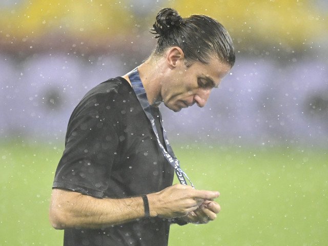 Unul dintre cei mai influenți antrenori din peisajul fotbalistic internațional, recunoscut pentru stilul său inovator și rezultatele spectaculoase, a fost recent înlocuit în condiții surprinzătoare, după o victorie impresionantă de 8-0