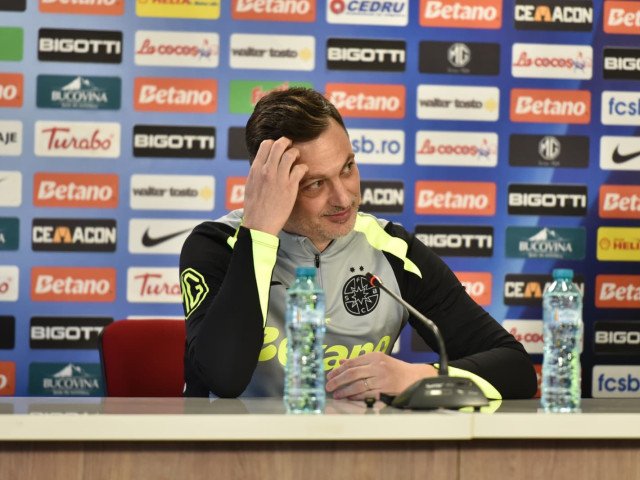 Surpriză uriașă în lumea fotbalului românesc: Mirel Rădoi, antrenor cu o carieră impresionantă la naționala României, pare să fi schimbat complet direcția în care își va conduce cariera, după ce s-a dezvăluit faptul că nu va mai semna un contract de lungă durată cu Federația Română de Fotbal (FRF), ci va opta pentru un acord temporar, semnat cu un club de club de prim rang